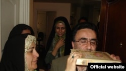 فخرالسادات محتشمی پور در کنار همسرش، مصطفی تاجزاده