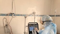 Аппаратты тексеріп тұрған дәрігер. Көрнекі сурет.