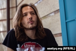 Vlast.kz интернет басылымының журналисі Данияр Молдабеков. Алматы, 5 шілде 2020 жыл.