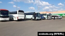 Беларускія аўтобусы каля крамы ў Беластоку. Архіўнае фота
