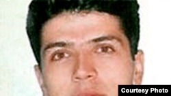 فرزاد کمانگر همراه با چهار زندانی کرد دیگر روز ۱۹ ارديبهشت در زندان اوين به دار آويخته شد.