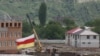 Флаг непризнанной республики Южная Осетия над городом Цхинвали 