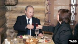 Супруги Путины отметили победу «Единой России» в ресторане русской кухни