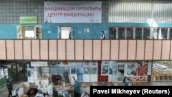 Азық-түлік базары ішіндегі вакциналау орталығы. Алматы, 14 сәуір 2021 жыл.