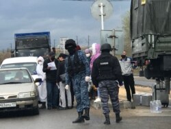 Шымкент қаласының шығаберісіндегі полицейлер. 1 сәуір 2020 жыл.