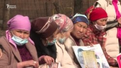 AzatNEWS: Қытайда туыстары қамалғандар АҚШ елшілігіне барды