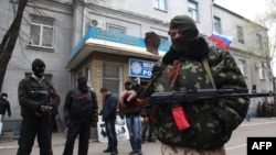 Luptători pro-ruși în Slaviansk, sambata 12 aprilie.