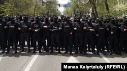 Орталық жаққа қарай шерулетіп жүрмек болған белсенділерді бөгеп тұрған арнайы жасақ. Алматы, 24 сәуір 2021 жыл.