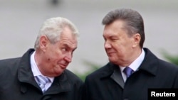 Miloš Zeman cu Viktor Ianukovici, în Kiev in octombrie 2013.