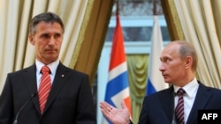 Jens Stoltenberg cu Vladimir Putin la Moscova in 2009.