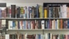 Полка книжного магазина в Москве (иллюстративное фото) 