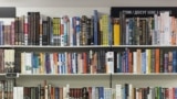 Полка книжного магазина в Москве (иллюстративное фото) 