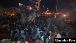 Силовики спецпідрозділу МВС «Беркут» під час розгону учасників акції на підтримку євроінтеграції України на майдані Незалежності у Києві, в ніч на 30 листопада 2013 року