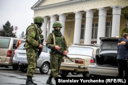 Збройні російські військові без розпізнавальних знаків в аеропорту Сімферополя, 28 лютого 2014 року