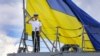 Матрос ВМСУ на тлі величезного прапора України на фрегаті «Гетьман Сагайдачний» під час багатонаціональних військових навчань «Сі Бриз-2018». Одеса, 16 липня 2018 року. Ілюстративне фото