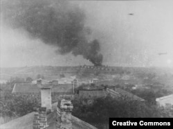 Дим піднімається над табором смерті Майданек, жовтень 1943 року