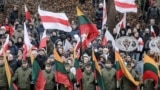 Беларускія і літоўскія сьцягі на цырымоніі перапахаваньня парэшткаў Кастуся Каліноўскага і паўстанцаў 1863–64 гадоў у Вільні, 22 лістапада 2019 году
