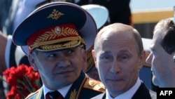 Vladimir Putin și ministrul apărării Serghei Șoigu in timpul paradei din Piața Roșie de astăzi, 9 mai 2014.