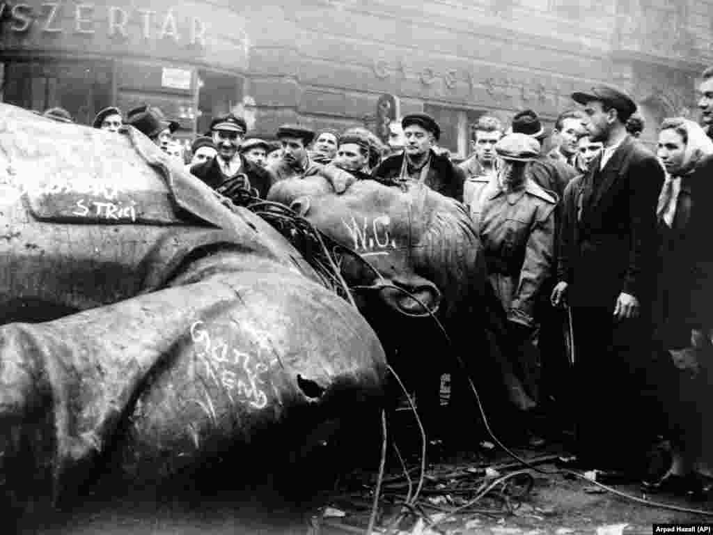 Венгрия. Люди окружили статую Иосифа Сталина, сброшенную с пьедестала во время восстания 1956 года.В 1956 году РСЕ подверглось критике за трансляции, которые многие восприняли как поощрение антикоммунистического восстания в Венгрии. Революция (как называют те события в самой Венгрии) была подавлена ​​советскими военными, погибли тысячи людей. Оценивая трансляции РСЕ 1956 года на Венгрию, включавшие некоторые технические советы по поддержанию революционного импульса, один из руководителей РСЕ пришел к выводу, что функция [радио] состоит не в том, чтобы говорить людям, что им следует делать, — тем более в условиях силовых столкновений.
