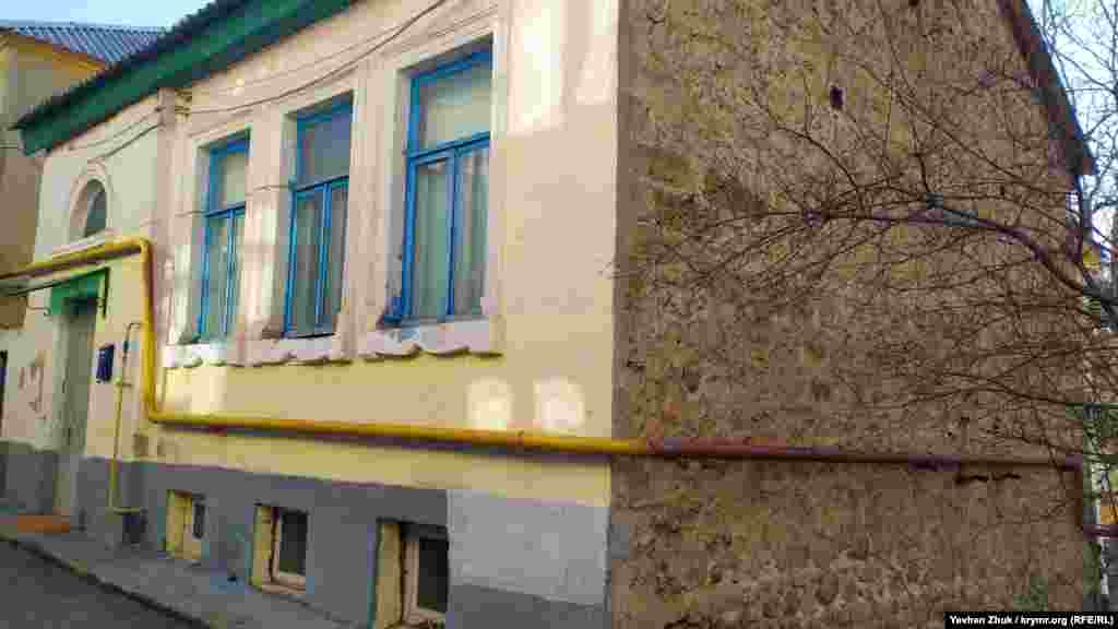 Паралельно вулиці Герасима Рубцова розташована вулиця Кірова. Складений з буту будинок №10, як пише в своїх книгах севастопольський історик Володимир Шавшин, &laquo;колоритний приклад міської забудови Балаклави кінця XIX&nbsp;&ndash; початку XX століття. З боку двору будинок двоповерховий
