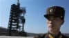 Солдат охраняет пусковую площадку северокорейской ракеты дальнего радиуса действия "Унха-3"