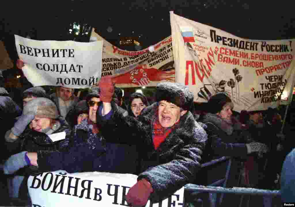 Нохчийчохь бечу тIемашна дуьхьало йеш арабевлла нах 1995-чу шеран дечкен-беттан 10-чу дийнахь Москвахь лозунгаш кхайкхош бу плакаташ карахь. Дуьхьалонан акци вовшахтоьхнарг яра &quot;Оьрсийчоьнан харжам&quot; цӀе йолу демократин парти. &nbsp;