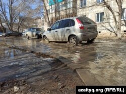 Былтыр жөндеуден кейін 13 көше талапқа сай болмағаны үшін қабылданбаған. Бұл көшелердің жөндеу жұмыстары биыл аяқталады деп күтіліп отыр. Мердігерлер жұмысты уақытылы өткізбегені үшін жауапкершілікке тартылмайды. Мамандардың пікірінше, жол сапасына кері әсер ететін себептердің бірі – осы. Орал, 1 сәуір 2021 жыл.