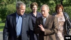 Обсуждали ли президенты Путин и Буш проблему демократии и прав человека прошлым летом в Петербурге - неизвестно