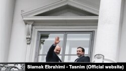 عباس عراقچی (سمت راست) همراه با محمدجواد ظریف در بالکن محل مذاکرات هسته‌ای ایران و قدرت‌های جهانی در وین.
