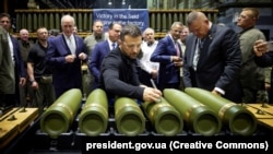 Прэзідэнт Украіны Ўладзімір Зяленскі наведвае завод па вытворчасьці боепрыпасаў у горадзе Скрэнтан, штат Пэнсільванія, ЗША, 22 верасня 2024