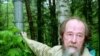 Александр Солженицын в последний раз коснулся ворот своего дома в Кавендише, где он провел 18 лет в изгнании. Вермонт, США. 25 мая 1994 года