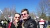Прадстаўніца тэлеканалу «Белсат» Ірына Слаўнікава і яе муж Аляксандар Лойка, якіх сёньня асудзілі на 15 сутак за нібыта захоўваньне «экстрэмісцкіх матэрыялаў»