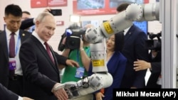 Владимир Путин в ходе визита в Китай посещает выставку технических разработок Харбинского технологического института, 2024 год