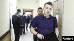 Заңсыз митингке қатысты деп айыпталған оппозицияшыл блогер Роман Протасевич сотқа келді. Минск, Беларусь, 10 сәуір, 2017 жыл.