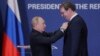 Президент России Владимир Путин награждает президента Сербии Александра Вучича орденом Александра Невского. Белград, Сербия, 17 января 2019 года 