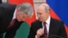 ფოტო არქივიდან. რუსეთის პრეზიდენტი პუტინი თავის პრესმდივან პესკოვთან (მარცხნივ) ერთად