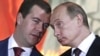 Президент России Дмитрий Медведев (слева) и премьер Владимир Путин