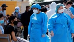 Бішкектегі күндізгі стационардың кіріберісінде қорғаныс киімін киген медқызметкерлер. 6 шілде 2020 жыл.