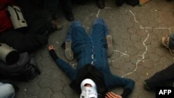 بخشی از هپنینگ ندا؛ روایت نمایشی گروهی از دانشجویان هوادار دولت از آنچه توطئه طراحی شده مرگ ندا به دست عوامل خارجی می‌نامند. این هپنینگ در آرامش و بدون دخالت نیروهای امنیتی در برابر سفارت بریتانیا اجرا شد.