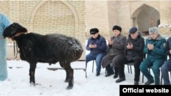 Өзбекстандағы Қашқадария облысы Қасан ауданының әкімі Асрол Байкараев (сол жақта) "Кусам-ота" мешітінде құрбан шалу рәсімі кезінде. 27 желтоқсан 2020 жыл.
