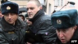 Для лидера "Левого фронта" Сергея Удальцова и его сторонников уличные акции часто завершаются задержаниями.