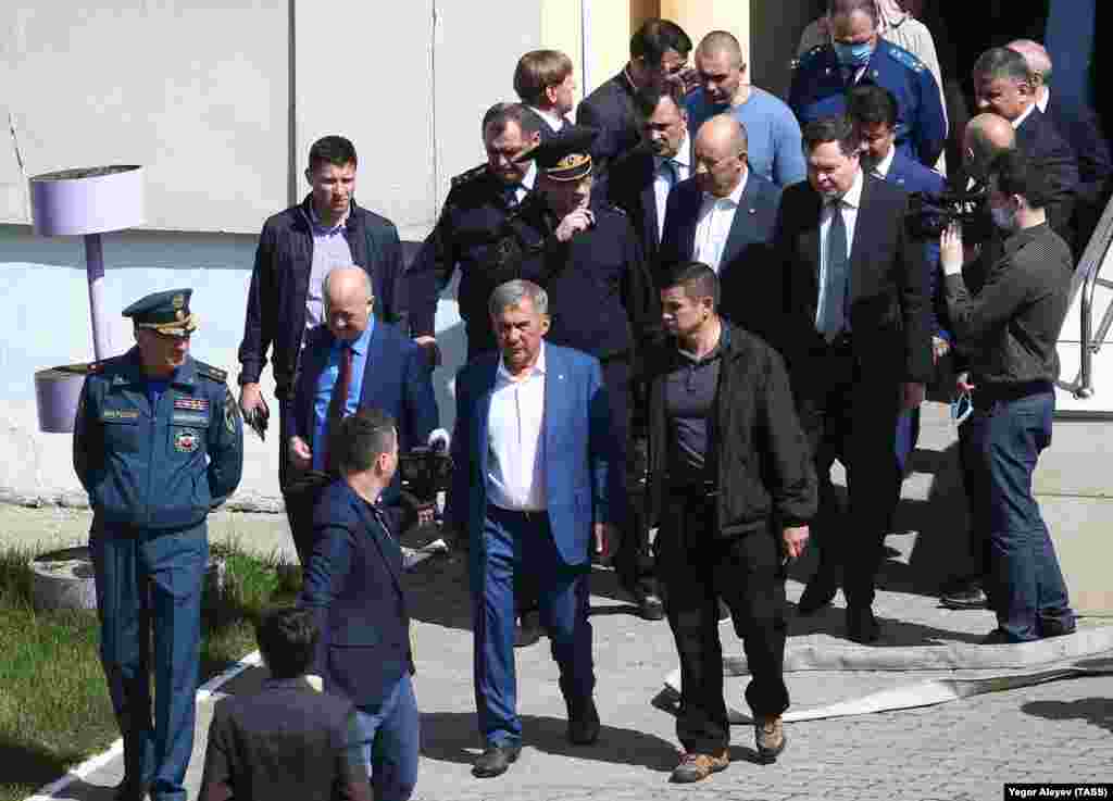 Ресей төтенше жағдайлар министрлігінің Татарстан бойынша бас басқармасының жетекшісі Рафис Хабибуллин (сол жақта) мен Татарстан президенті Рустам Минниханов (ортада) оқиға болған жерге келді