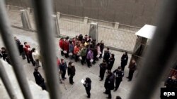 مهتا بردبار از قول خليل بهراميان وکيل مدافع آقای فيروزی می گويد برای همسرش قرار کفالت صادر شده و حال بايد وثيقه گذاشته شود «و اگر وثيقه قبول شود، ايشان آزاد می شوند»