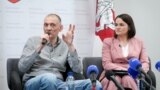 Сьвятлана і Сяргей Ціханоўскія на прэсавай канфэрэнцыі ў Вільні пасьля ягонага вызваленьня, 22 чэрвеня 2025 